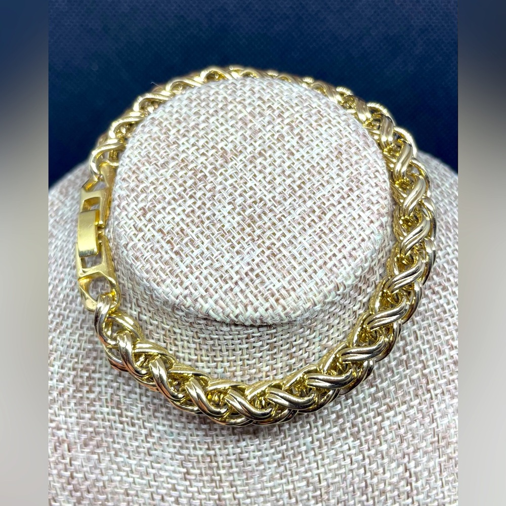Gold tone chain fashion bracelet (8” long)